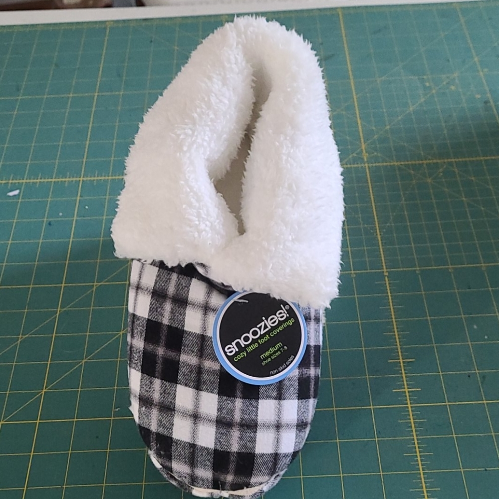 Snoozies slippers, Size Medium Shoe Size 7-8